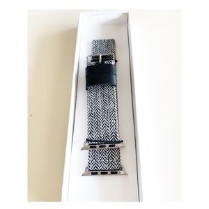 SOLD🏷Apple Watch band  black and white